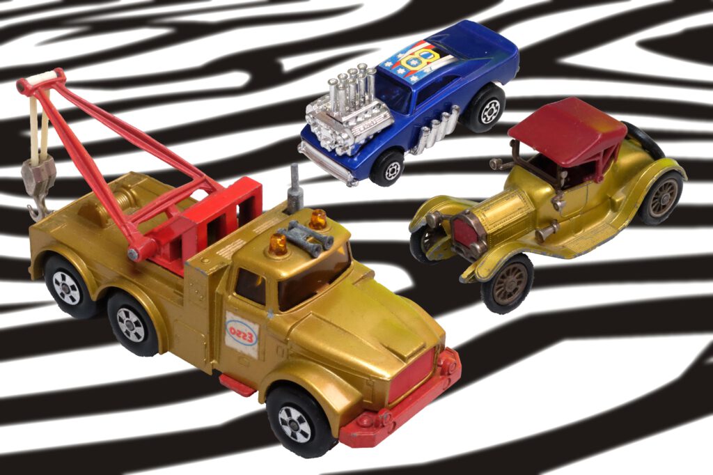 Spielzeugautos auf Zebrauntergrund
